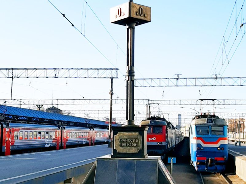 Поезд москва москва ярославская. Москва Ярославский вокзал Транссиб. Транссибирская магистраль вокзал в Москве. Километровый столб Транссибирская магистраль. Транссибирская магистраль Владивосток вокзал.